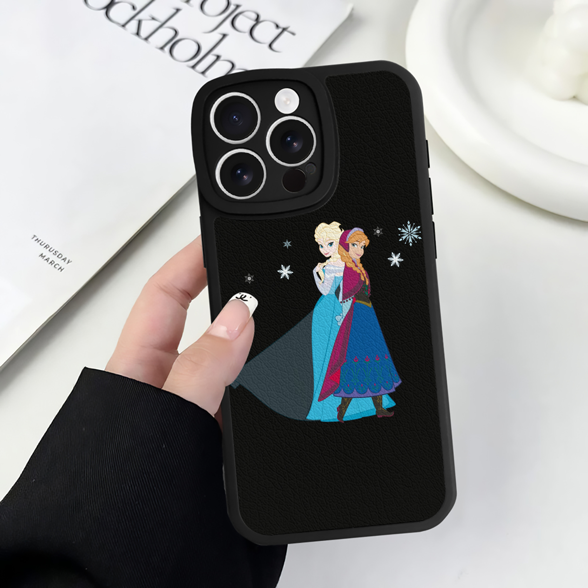 （画像用） アナと雪の女王 アンナ エルサ Frozen Anna Elsa 【iPhone 16シリーズ対応】シリコンスマホケース（レザー調） 材質：シリコン